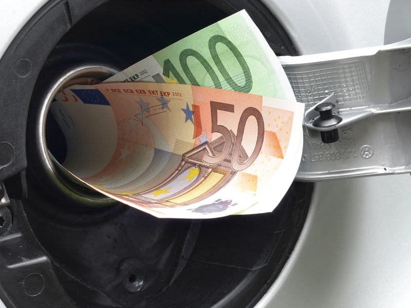 Vanaf 2027 extra belasting op fossiele brandstofauto van de zaak